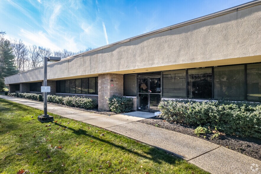 6 Powder Horn Dr, Warren, NJ à louer - Photo du bâtiment - Image 3 de 5