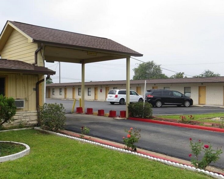 809 W Jackson St, El Campo, TX à vendre - Photo du bâtiment - Image 2 de 5