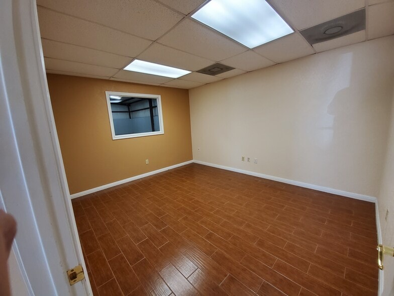 5930 Lookout Bnd, San Antonio, TX for lease - Interior Photo - Image 2 of 13