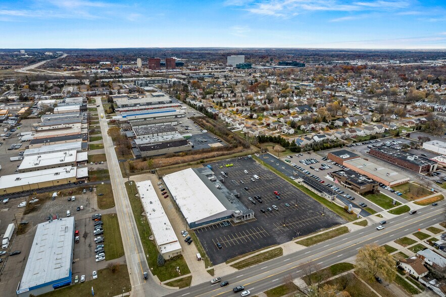 400 W Maple Rd, Troy, MI à vendre - Photo du bâtiment - Image 2 de 42