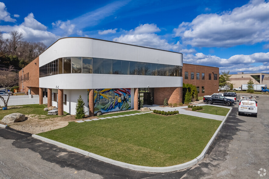 26 Harbor Park Dr, Port Washington, NY for lease - Primary Photo - Image 1 of 6