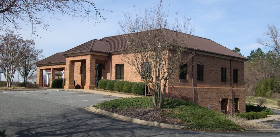 20221 W Catawba Ave, Cornelius, NC à vendre - Photo du bâtiment - Image 2 de 3