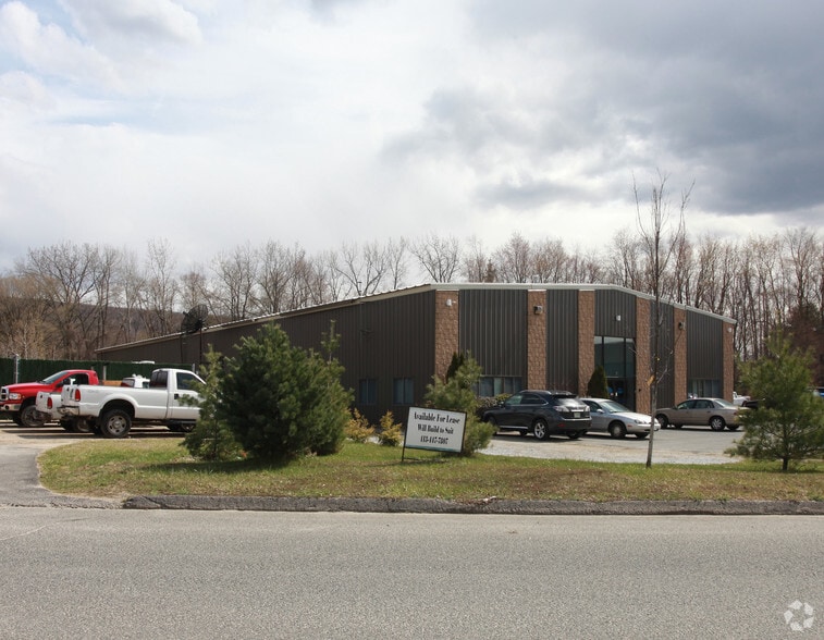 4 Federico Dr, Pittsfield, MA for sale - Primary Photo - Image 1 of 32