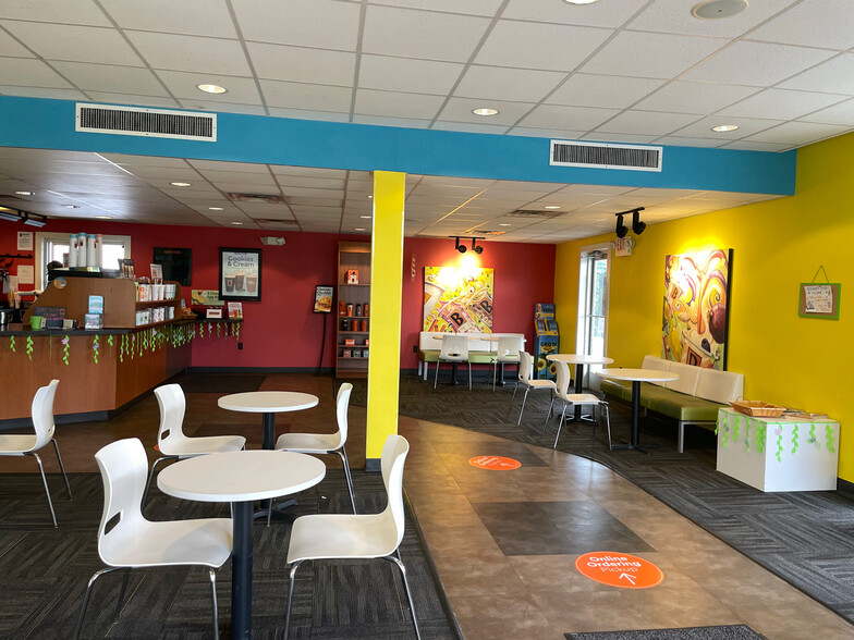 3335 E Michigan Ave, Lansing, MI à louer - Photo du bâtiment - Image 3 de 4