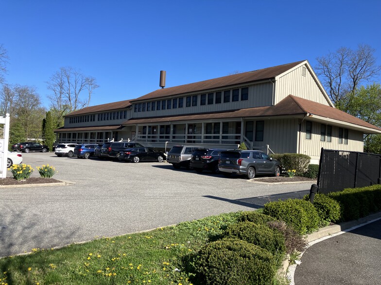 202 E Main St, Huntington, NY for lease - Building Photo - Image 1 of 4