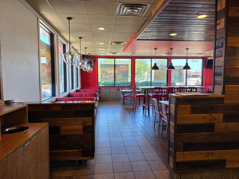 2010 N State St, Belvidere, IL for lease - Building Photo - Image 2 of 6