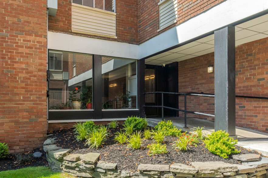 5 Highland St, West Hartford, CT for sale - Building Photo - Image 3 of 23