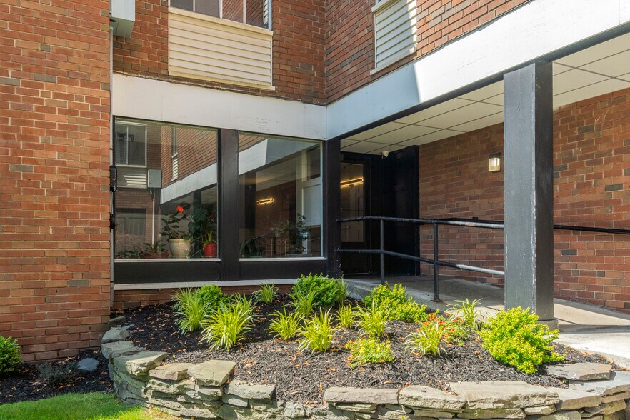 5 Highland St, West Hartford, CT à vendre - Photo du bâtiment - Image 3 de 23