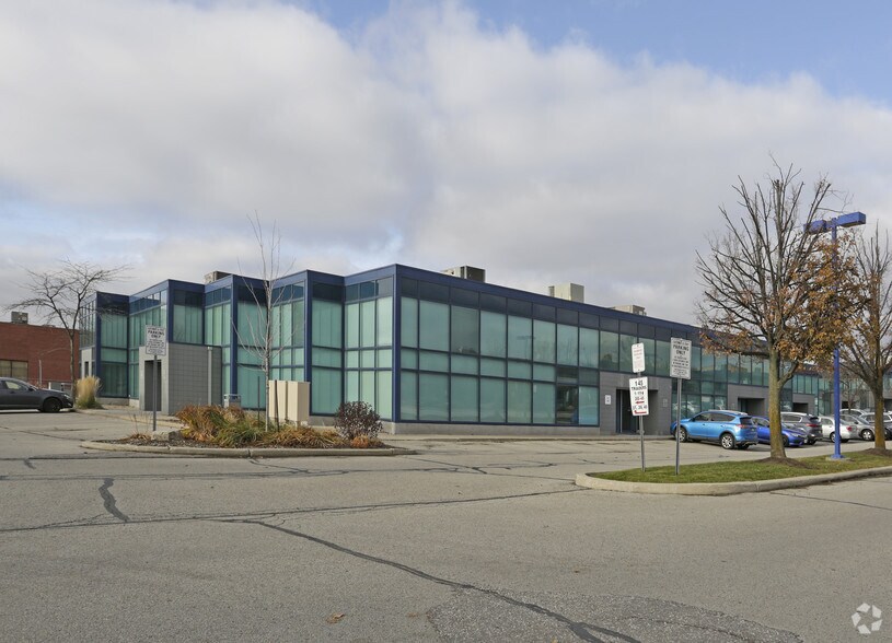 145 Traders Blvd E, Mississauga, ON à louer - Photo du bâtiment - Image 3 de 8