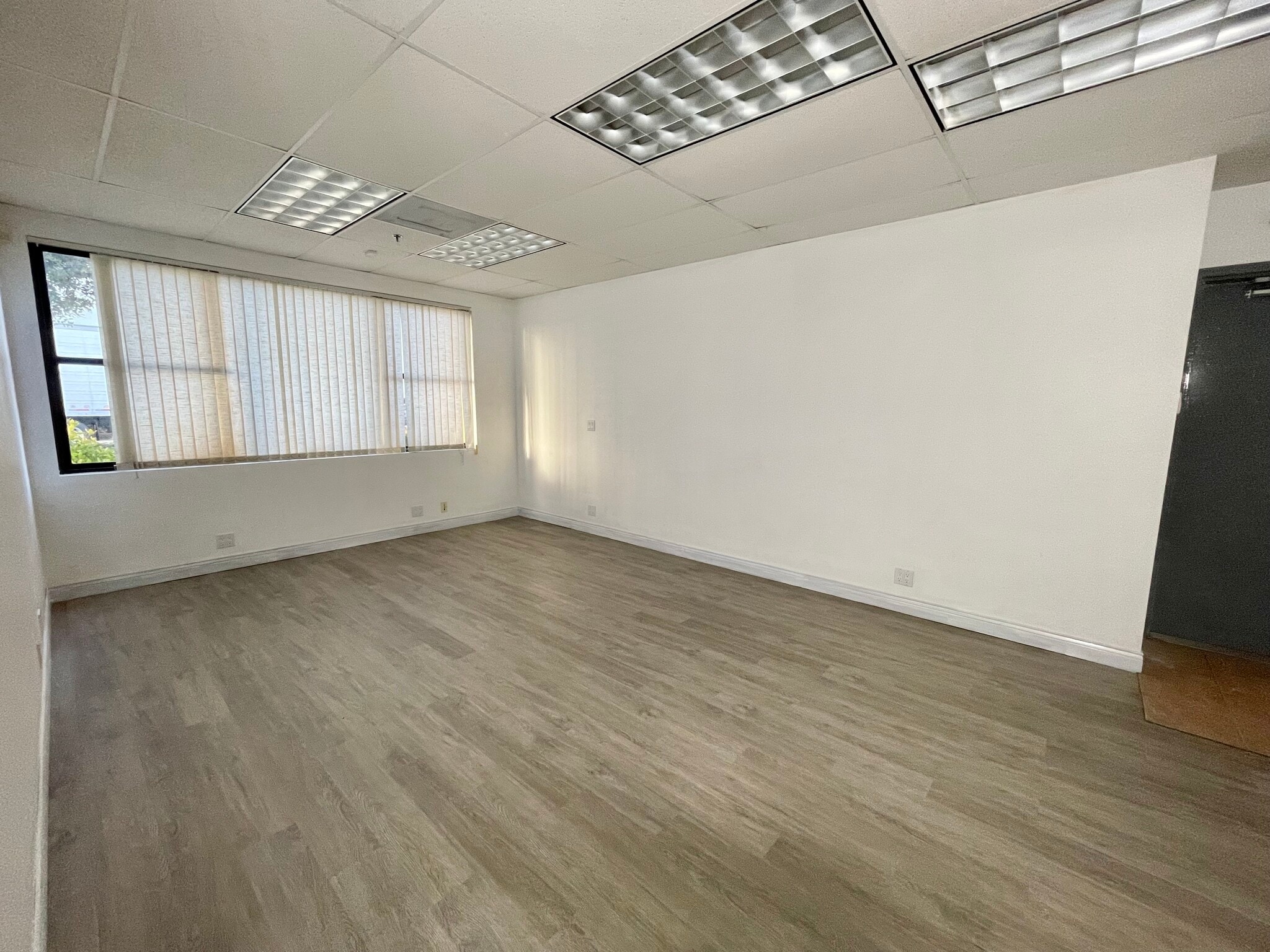3 offices, 3 warehouses: 1,200–4,876 SF, Lompoc, CA for lease Interior Photo- Image 1 of 4