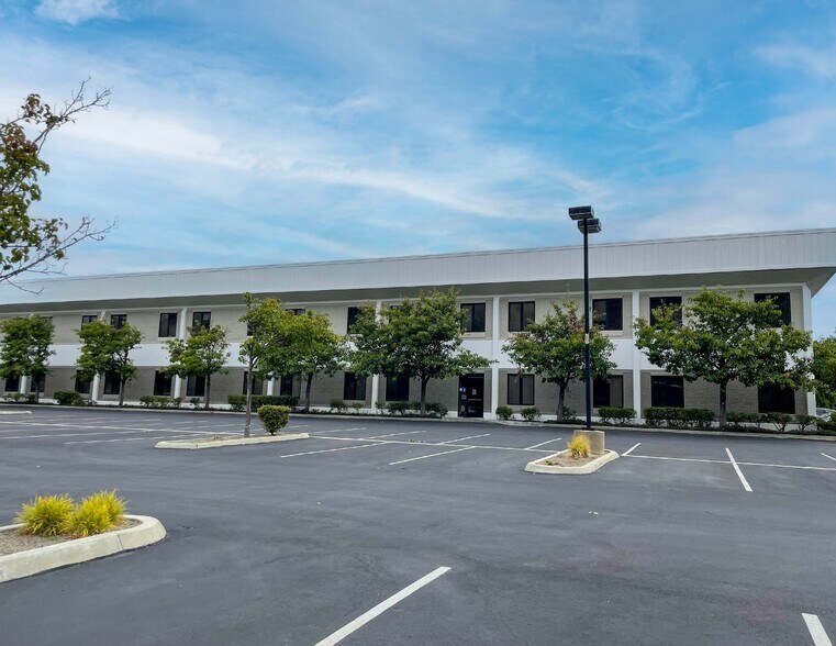 150 N Hill Dr, Brisbane, CA à louer - Photo du bâtiment - Image 3 de 20