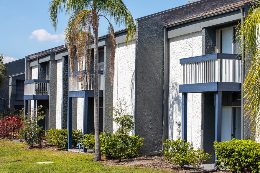 804 Fairmaiden Ln, Brandon, FL for sale - Building Photo - Image 2 of 9