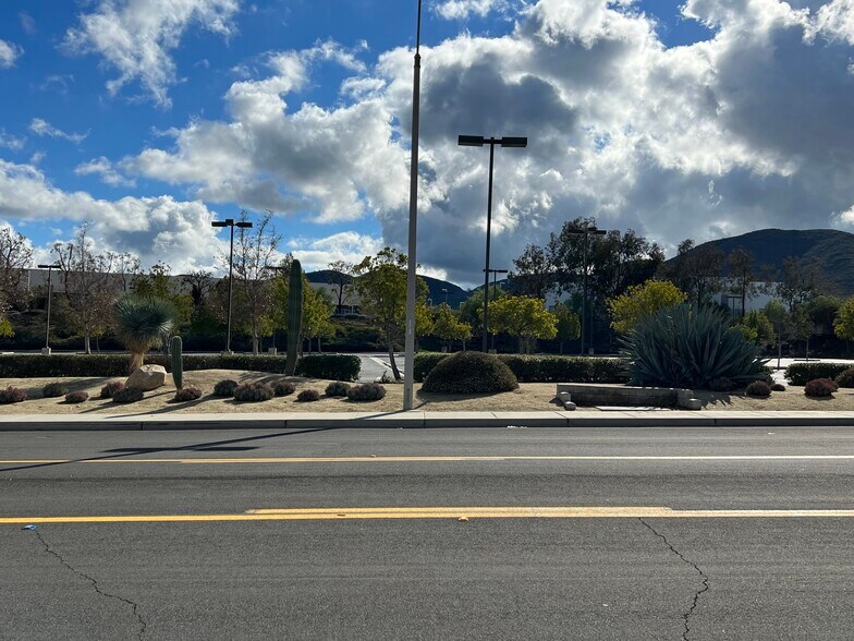 Zevo Dr, Temecula, CA à vendre - Photo du bâtiment - Image 3 de 13