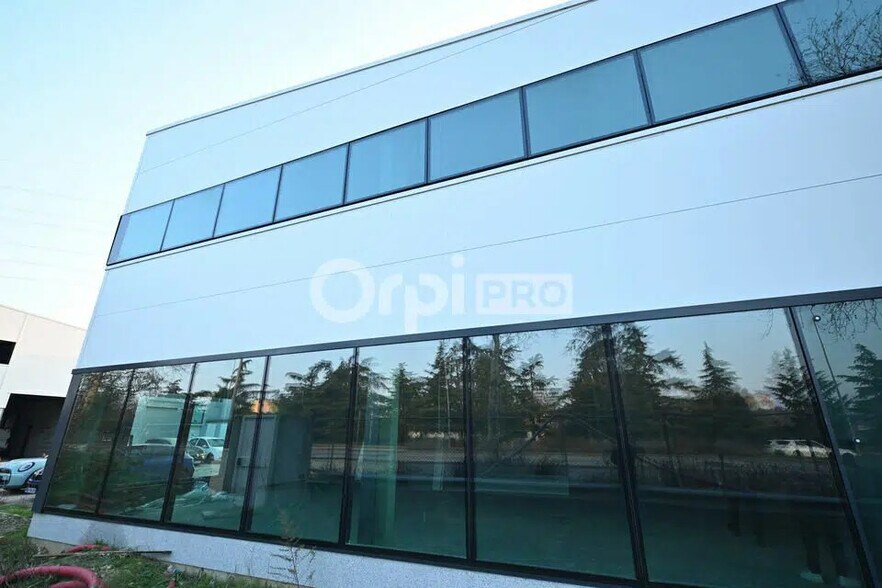 Office in Vénissieux for lease - Building Photo - Image 2 of 2