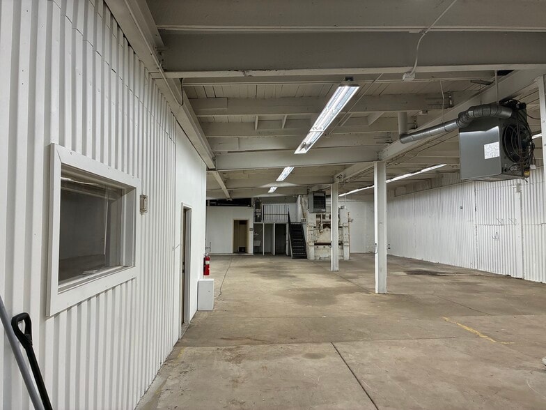 2445 W 24th Pl, Chicago, IL for lease - Building Photo - Image 2 of 4