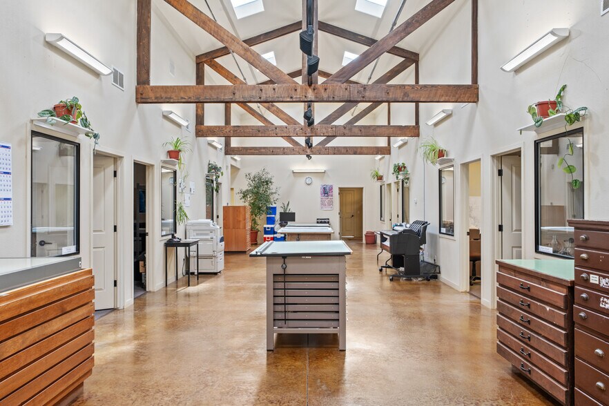 335 S Main St, Willits, CA à vendre - Photo intérieure - Image 2 de 17