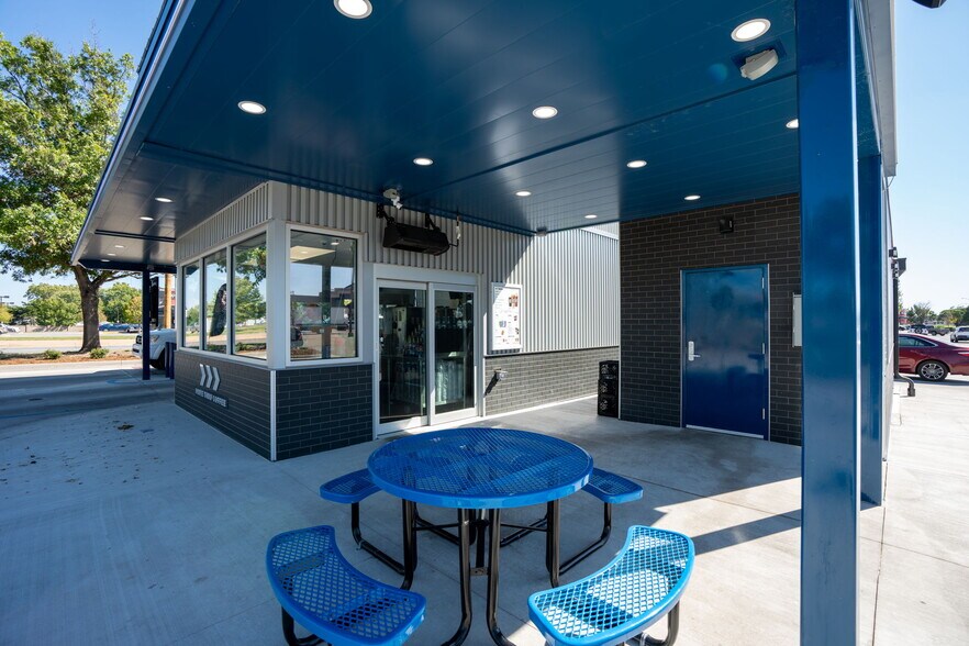 325 S Ridge Rd, Wichita, KS à vendre - Photo du bâtiment - Image 3 de 6