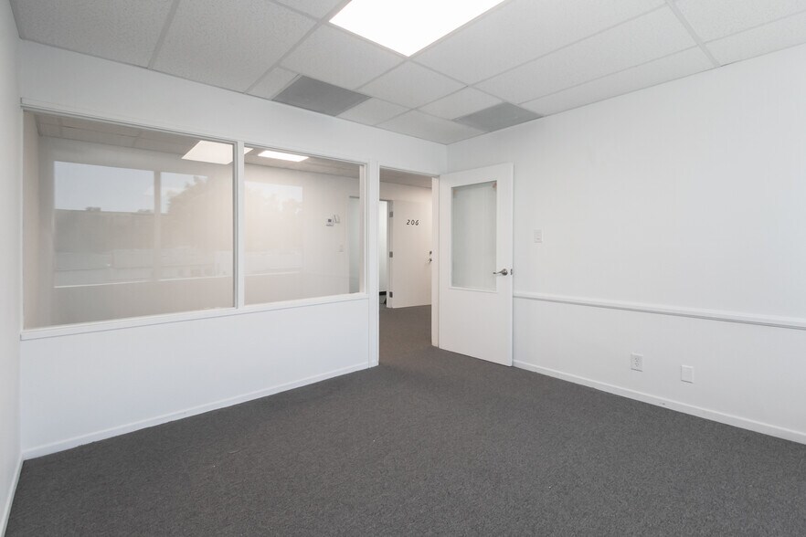 1021 E Walnut St, Pasadena, CA à louer - Photo du bâtiment - Image 3 de 32