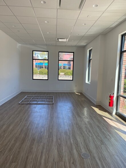 100 Two Hills Dr, Carrboro, NC for lease - Interior Photo - Image 3 of 3