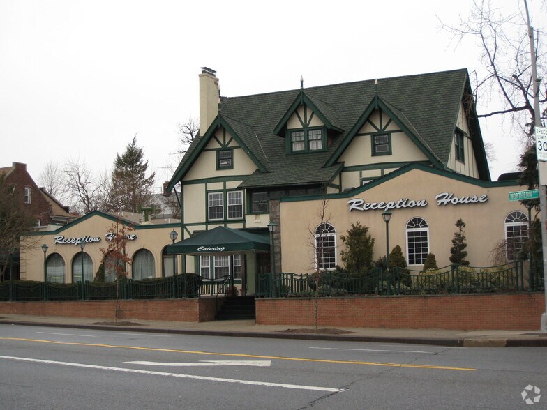 16717 Northern Blvd, Flushing, NY à louer - Photo du bâtiment - Image 3 de 4