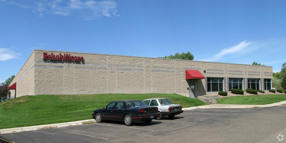 1811 NW Old Highway 8, New Brighton, MN à louer - Photo du bâtiment - Image 2 de 7