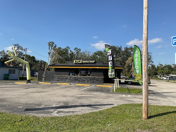 136 Pondella Rd, North Fort Myers, FL à vendre - Photo du bâtiment - Image 3 de 4