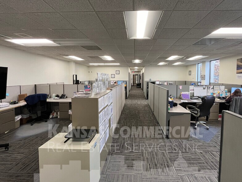 901 NE River Rd, Topeka, KS for lease - Interior Photo - Image 2 of 4