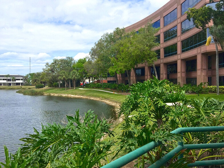 491 Northpoint Pky, West Palm Beach, FL for lease - Building Photo - Image 2 of 9