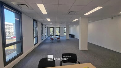 Office in Décines-Charpieu for lease Interior Photo- Image 1 of 6