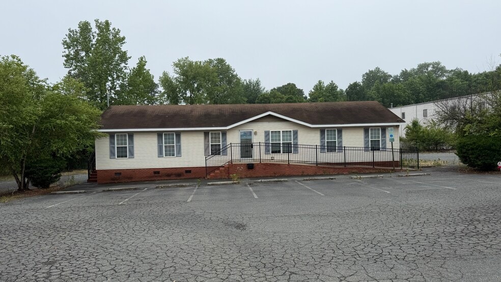 227 Atando Ave, Charlotte, NC for lease - Building Photo - Image 3 of 4
