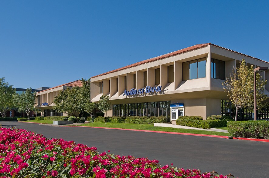 2200 E Camelback Rd, Phoenix, AZ à louer - Photo du bâtiment - Image 2 de 7