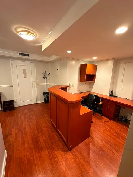 155 W 68th St, New York, NY for lease - Interior Photo - Image 1 of 17