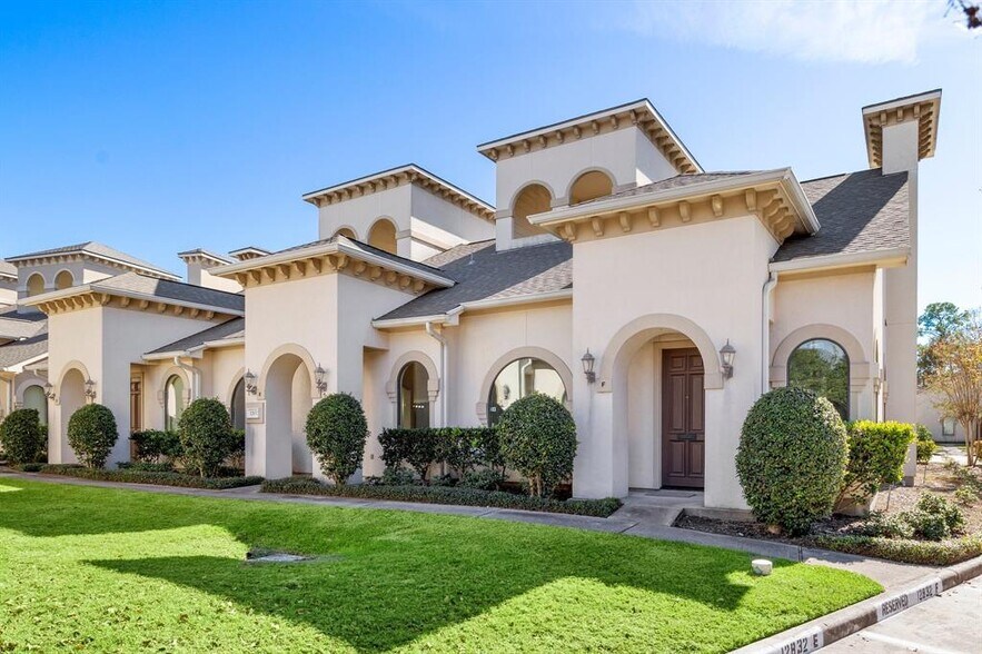 12832 Willow Centre Dr, Houston, TX à vendre - Photo du bâtiment - Image 1 de 28