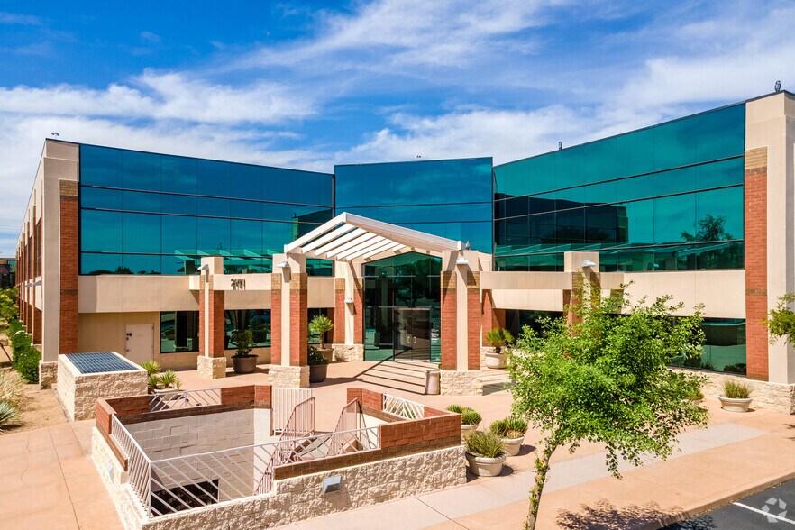 2141 E Broadway Rd, Tempe, AZ à louer - Photo du bâtiment - Image 2 de 9