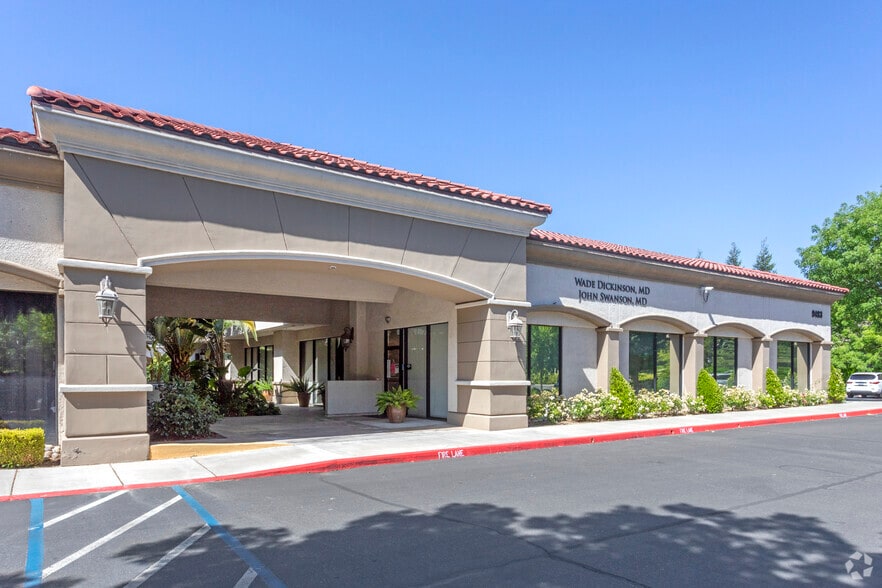 9499 N Fort Washington Rd, Fresno, CA à louer - Photo du bâtiment - Image 3 de 23