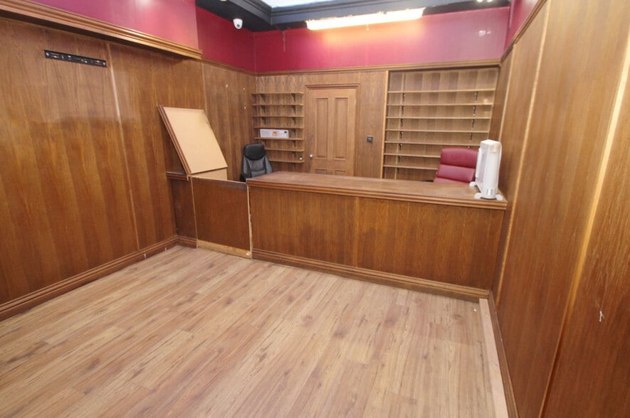 8-16 Broomknoll St, Airdrie à vendre - Photo du bâtiment - Image 2 de 9