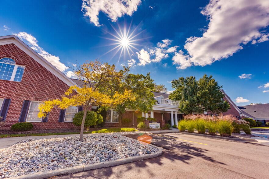 2375 Woodlake Dr, Okemos, MI à louer - Photo du bâtiment - Image 1 de 3