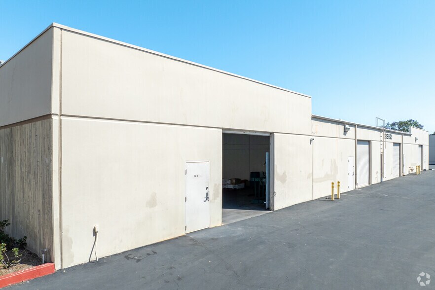 2862 Walnut Ave, Tustin, CA à louer - Photo du bâtiment - Image 2 de 18