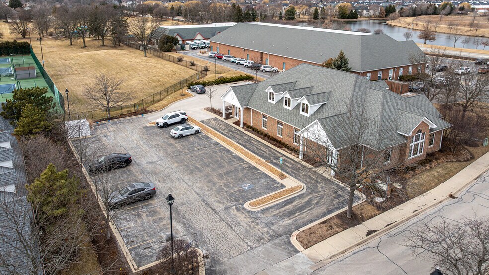 1303 Macom Dr, Naperville, IL à vendre - Photo du bâtiment - Image 2 de 25