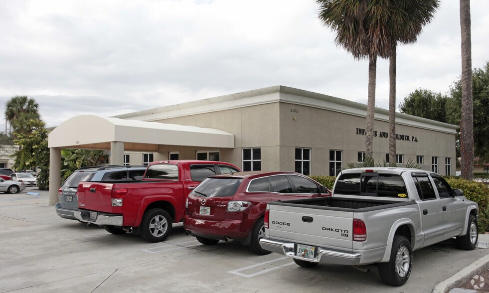 5205 Village Blvd, West Palm Beach, FL à louer - Photo du bâtiment - Image 3 de 54