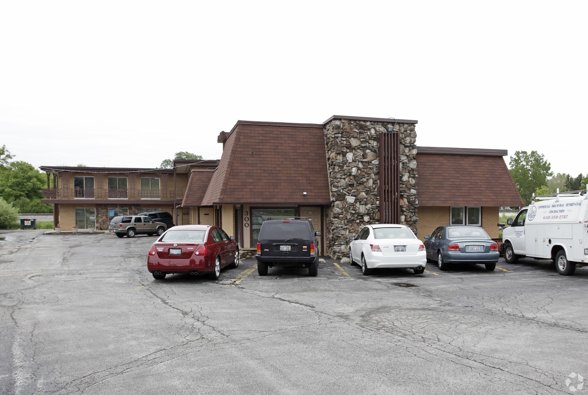 300 E Irving Park Rd, Wood Dale, IL for lease Primary Photo- Image 1 of 3