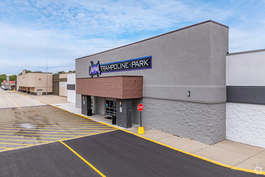 481-533 E Roosevelt Rd, Lombard, IL for sale - Primary Photo - Image 1 of 5