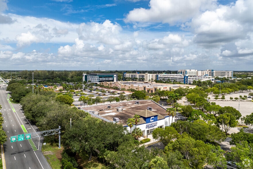 12151 Pines Blvd, Pembroke Pines, FL à louer - Photo du bâtiment - Image 3 de 4