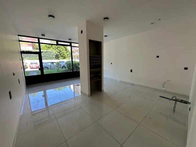 Retail in Tassin-la-Demi-Lune for lease - Interior Photo - Image 3 of 7