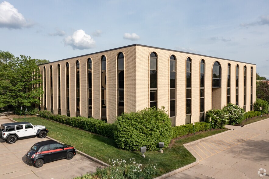 121 Fairfield Way, Bloomingdale, IL à louer - Photo du bâtiment - Image 3 de 9