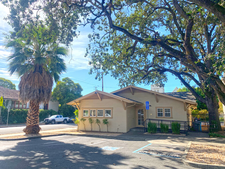 900 Mendocino Ave, Santa Rosa, CA à louer - Photo du bâtiment - Image 3 de 4