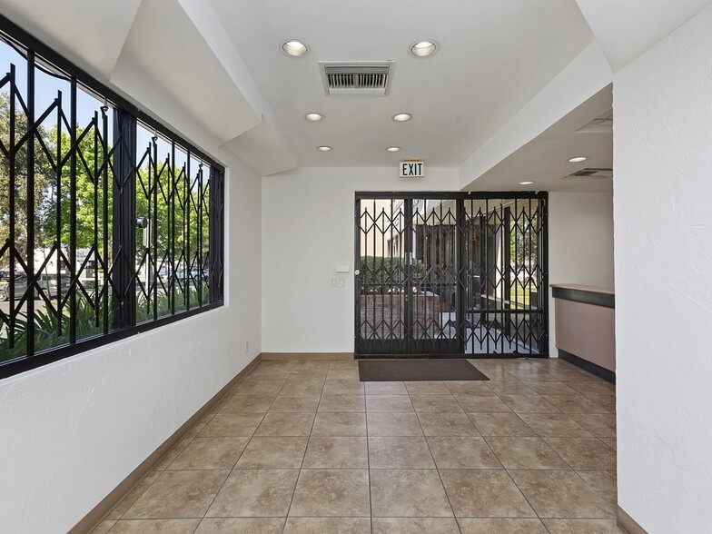 7964 Arjons Dr, San Diego, CA for lease - Interior Photo - Image 2 of 7