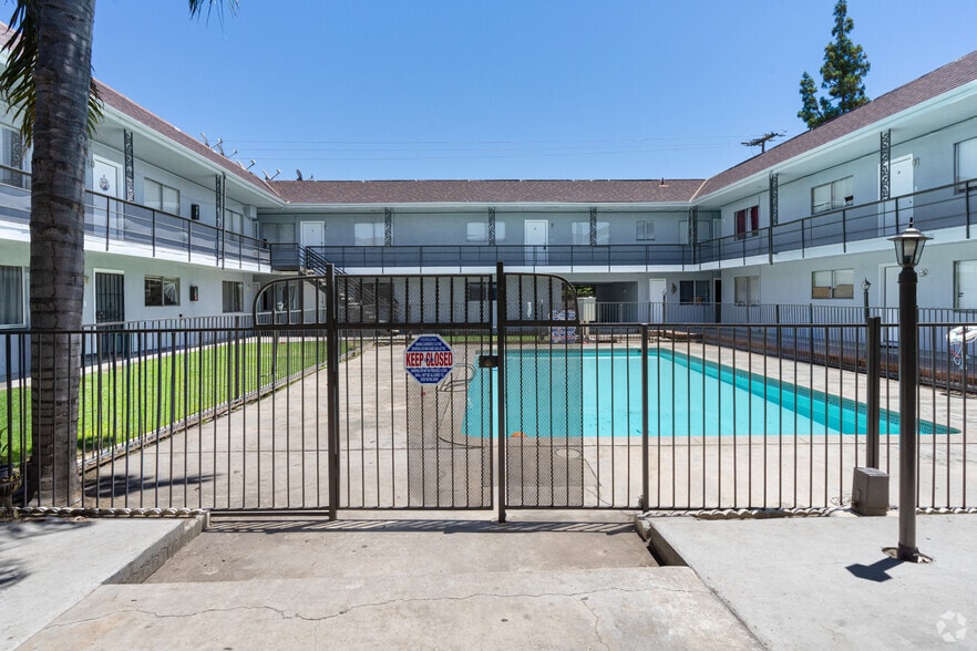 3143 S H St, Bakersfield, CA for sale - Building Photo - Image 2 of 19