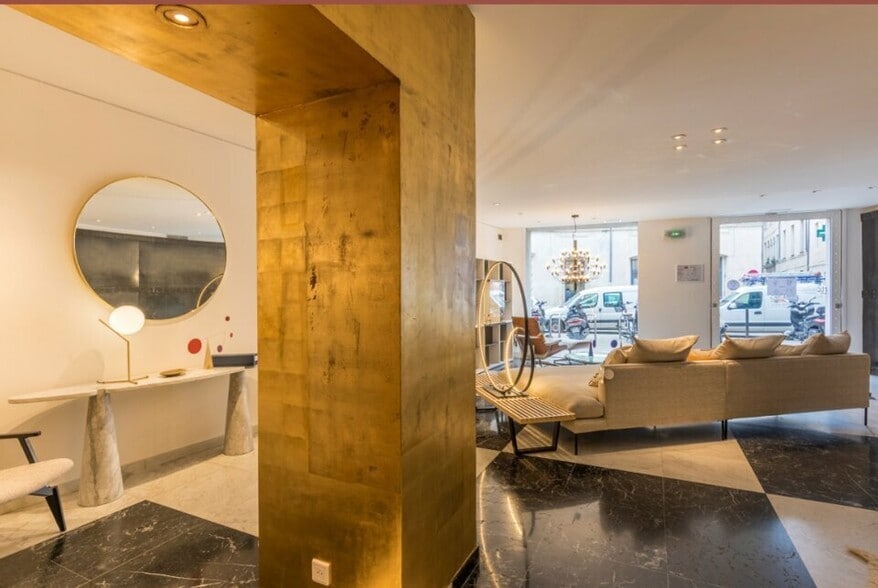 Retail in Nimes for lease - Lobby - Image 2 of 4