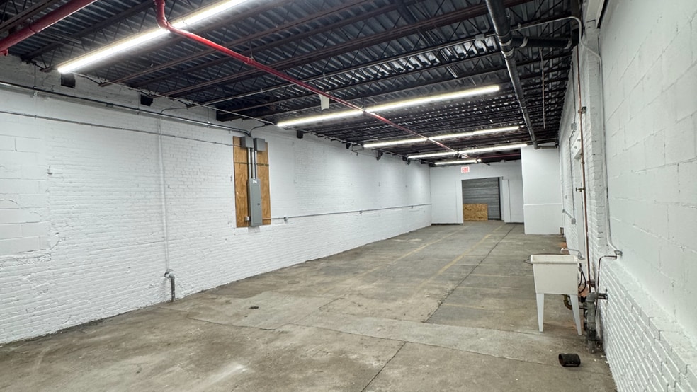 52-08 Grand Ave, Maspeth, NY à louer - Photo du bâtiment - Image 3 de 3